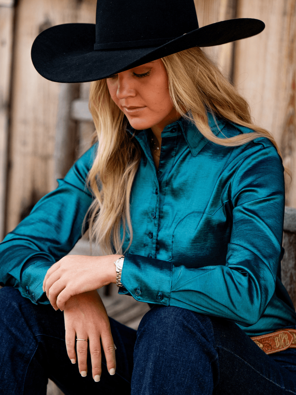 Iridescent western show shirt with structured fit with front and back yoke.